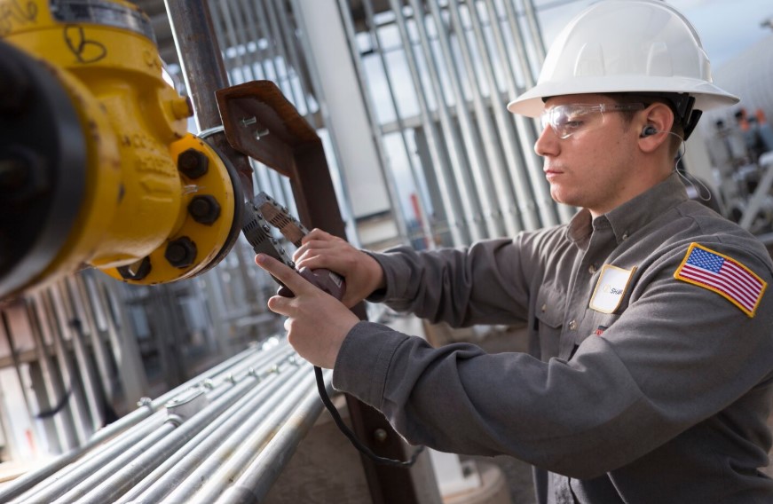 HVAC Crane Lift vs. Manual Rigging: Which Method Actually Saves Money on Commercial Jobs?