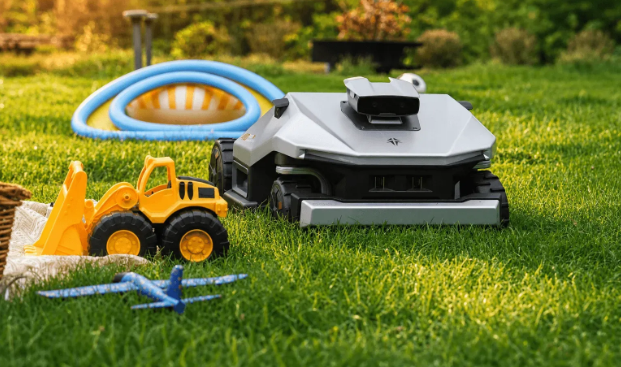 4WD Robot Lawn Mower Showdown: GOKO M6 vs Worx Landroid Vision Cloud 4WD for Large Yards